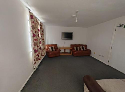 Cosy 4-Bed House Near Town, for Work or Rest