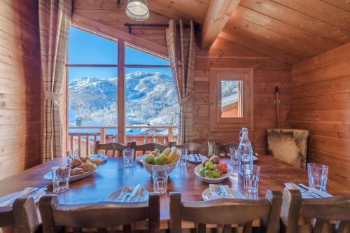 Cosy 4 bedroom chalet with hot tub (Chalet Velours)
