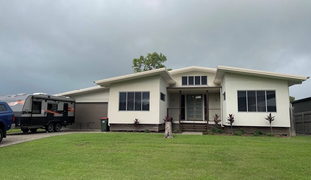 Cosy 4 bedroom retreat on the whitsundays coast nOver looking the ocean n