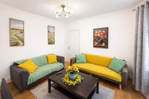 Cosy 4 beds house 8mn Walk to train station Sleeps 15