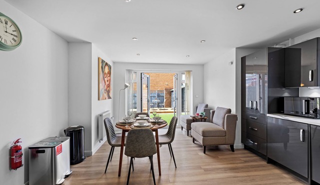 Cosy 4 Double Bedroom house - Perfect for work or leisure - free parking, WiFi