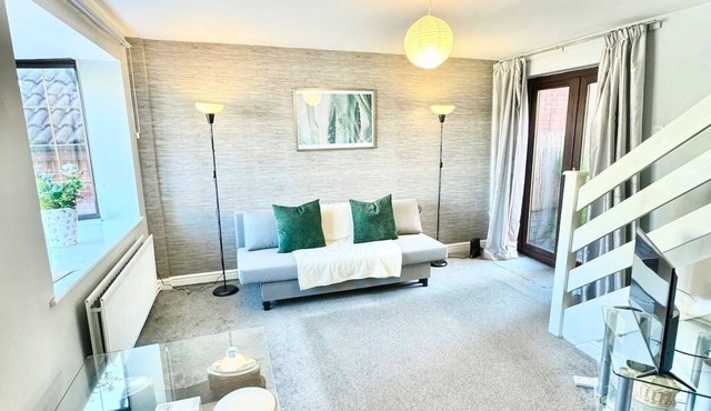 Cosy 5-Bed House with Hot Tub & Parking