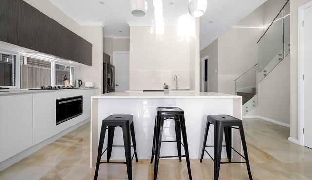 Cosy 5 Bedroom 3 Bathroom New Guest House in Campbelltown