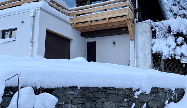 Cosy 5 bedroom chalet view Mont Blanc hot tub cosy fire amazing summer hikes