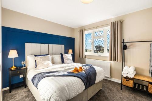 Cosy 5-Bedroom Home, Accommodates 10, with Wi-Fi and Parking