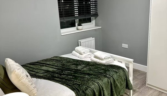 Cosy 5 EnSuite House Near Heathrow Airport