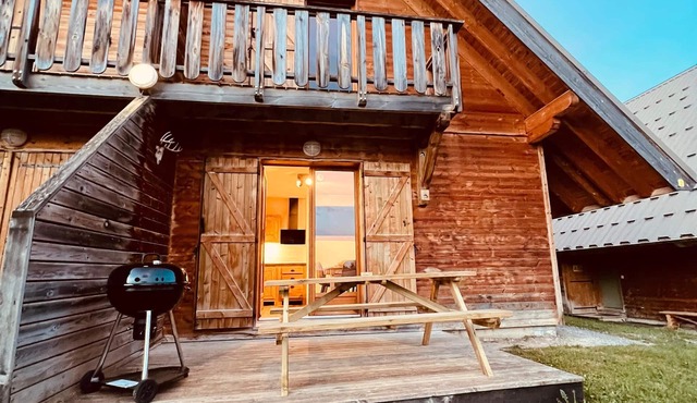 Cosy 6/9-person chalet close to the slopes, with sauna, pool and fireplace.