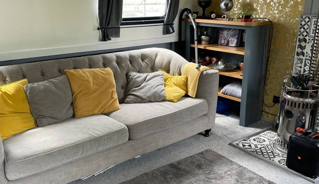 Cosy 70ft wide beam barge on the river! Completely off grid living!