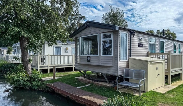 Cosy 8 berth caravan with decking and lake-views at Weeley Bridge ref 69001LV