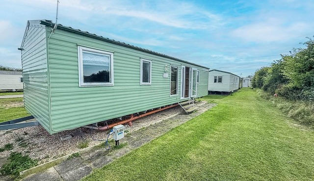Cosy 8 berth caravan with lovely field views at Sunnydale ref 35353S
