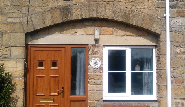 Cosy and comfortable cottage, pet friendly, woodburning stove, near village pub