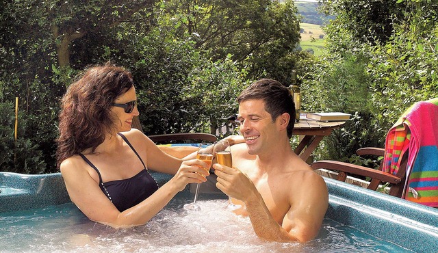 Cosy and comfortable lodge with king-size four poster bed.