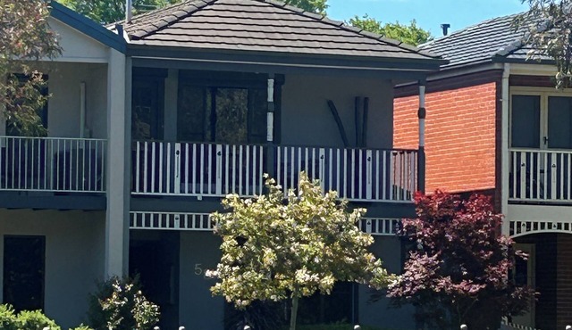 Cosy and convenient townhouse in Lynbrook.