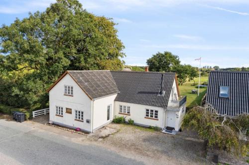 Cosy And Modern House In Peaceful Setting