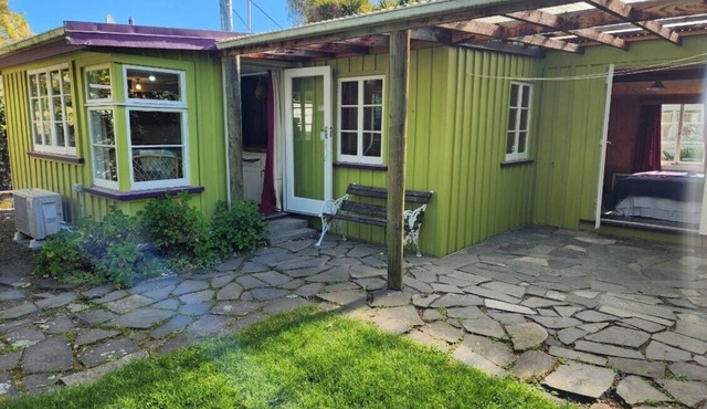 Cosy and private cottage with crashing waves and bird song to soothe your soul.