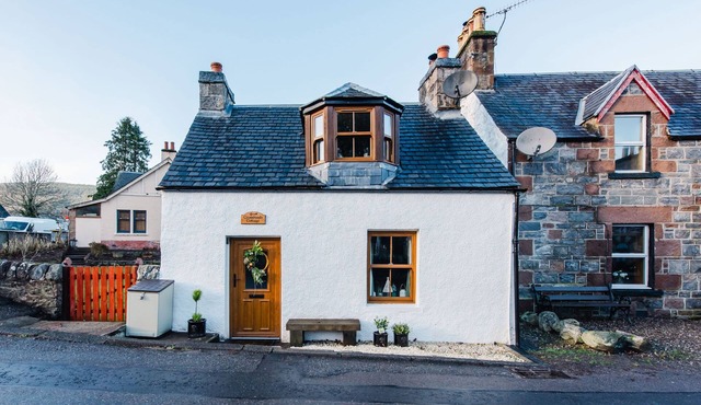 Cosy and Quaint One Bedroom Cottage at the Foot of Loch Ness