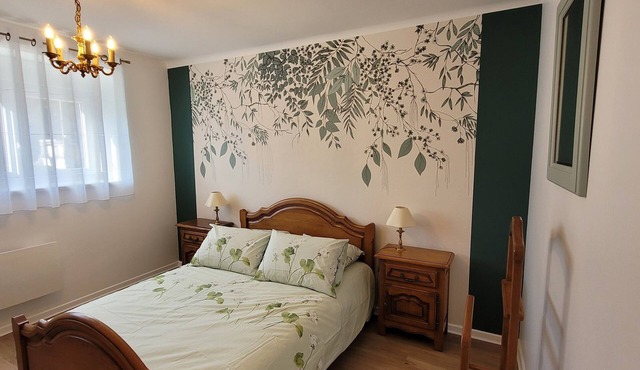 Cosy and quiet F2 between town and country