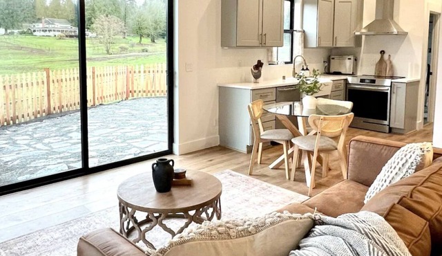 Cosy and Quiet Farm Stay, Overlooking Horse Ranch.