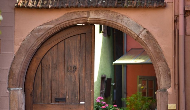 Cosy and quiet gîte with a paved courtyard planted with flowers, 5 minutes from the center.