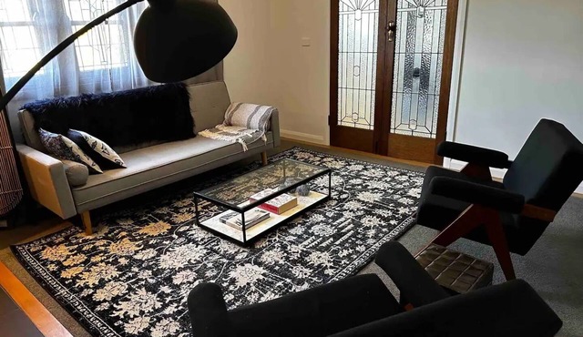 Cosy and Romantic Couples Retreat - King Bed, Fire, Bath