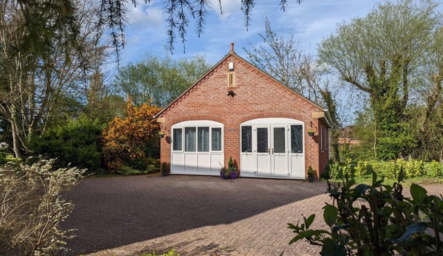 Cosy and secluded brook-side lodge
