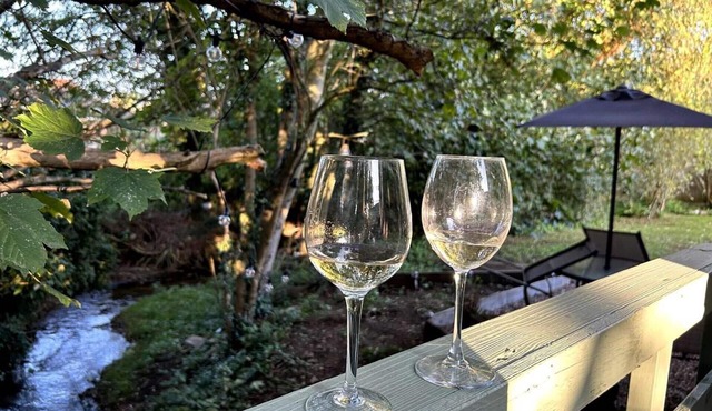 Cosy and Secluded Brook-side Lodge