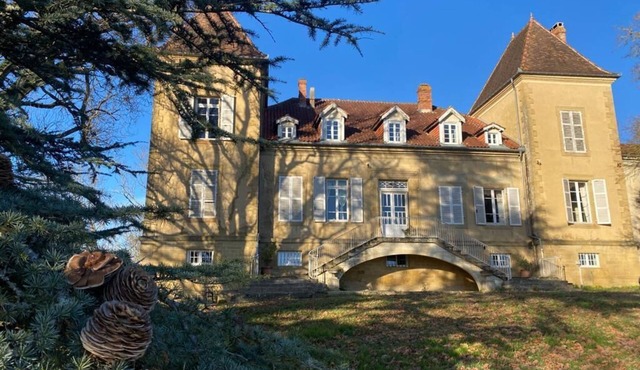 Cosy and spacious chateau surrounded by its exceptional natural estate