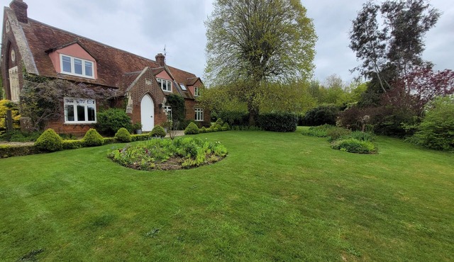 Cosy and warm old school country house surrounded by countryside and walks