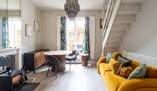 COSY ANNEXE - ROMANTIC ESCAPE | SLEEPS 2 | HOT TUB | BBQ | PATIO | WI-FI | LOG BURNER