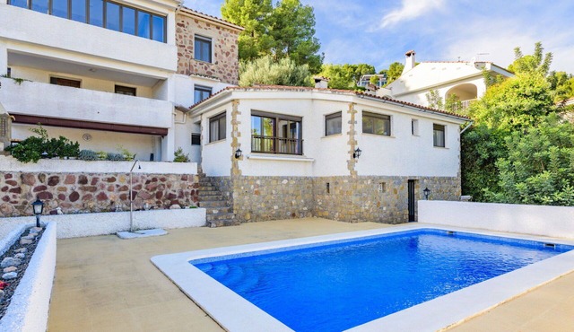 Cosy apartment in villa for 3 guests with pool, A/C, WIFI, TV and terrace