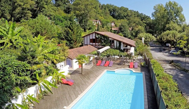 Cosy apartment for 4 people with WIFI, pool, TV, terrace and pets allowed