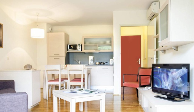 Cosy apartment for 4 guests with hot tub, pool, WIFI, A/C, TV, terrace, pets allowed and parking