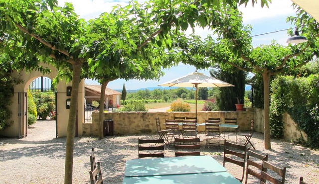 Cosy apartment in villa for 8 people with WIFI, pool, TV, terrace and parking