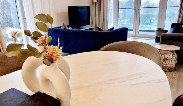 Cosy Apartment in Surrey with Gym | Free Parking | 25 Mins to Central London