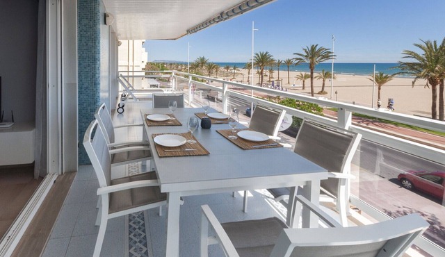 Cosy apartment decorated, with wifi, in front of the beach, High speed wifi 150mbs - only families