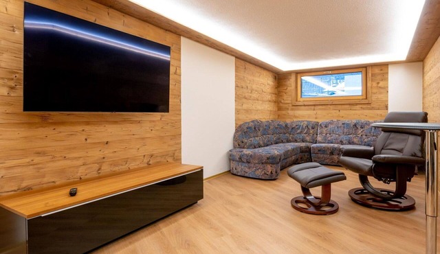 Cosy apartment for 6 people with WIFI, hot tub, TV and balcony