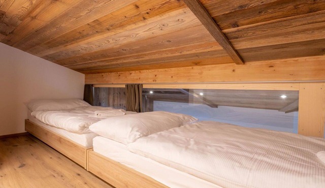 Cosy apartment for 7 guests with WIFI, hot tub, TV and balcony