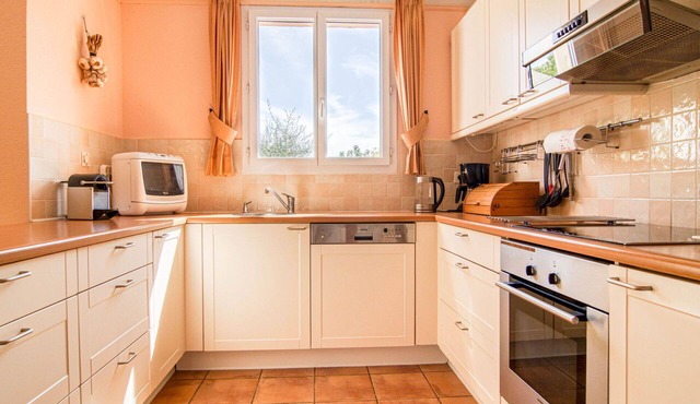 Cosy apartment for 6 guests with WIFI, pool, TV, terrace, pets allowed and parking