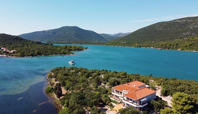 Cosy apartment for 4 guests with WIFI, A/C, hot tub, TV and balcony