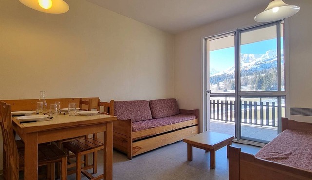 Cosy Apartment for 5, Near Ski Lift & Shops, Free Parking