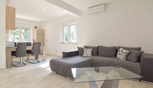 Cosy apartment for 5 guests with private pool, WIFI, A/C, TV, terrace and pets allowed