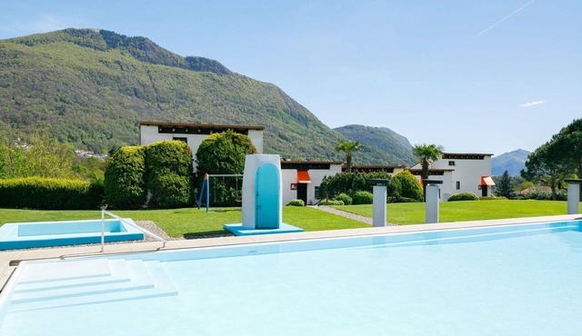 Cosy apartment for 5 people with WIFI, pool, TV, patio, pets allowed and panoramic view