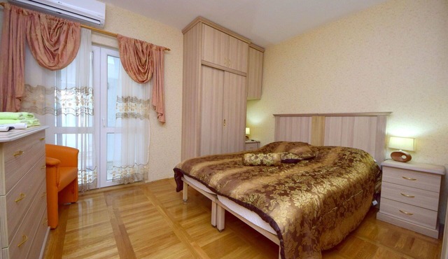 Cosy apartment for 8 guests with pool, WIFI, A/C, TV and terrace