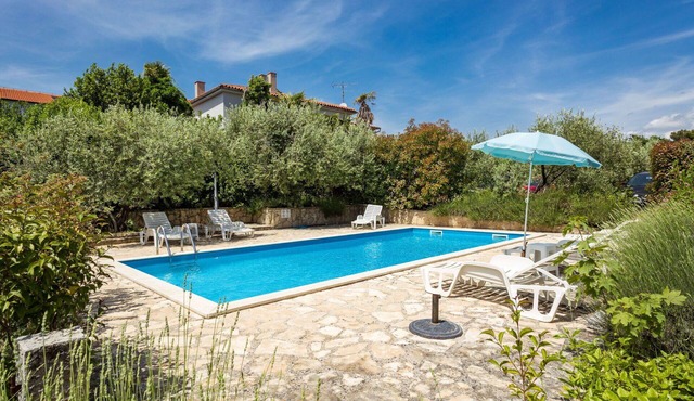 Cosy apartment for 8 guests with A/C, WIFI, pool, TV, terrace and pets allowed