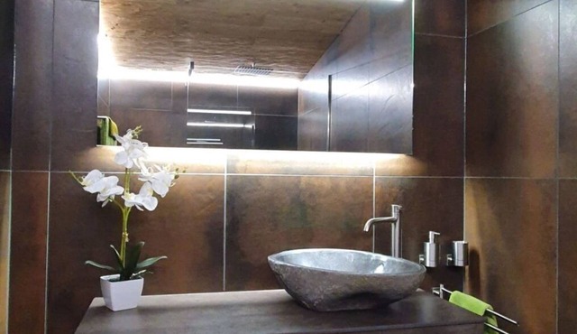 Cosy apartment for 2 guests with WIFI, hot tub, TV and balcony