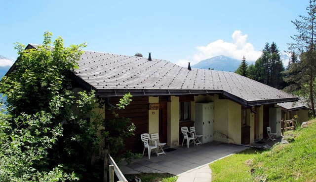 Cosy apartment in villa for 9 guests with WIFI, TV and terrace