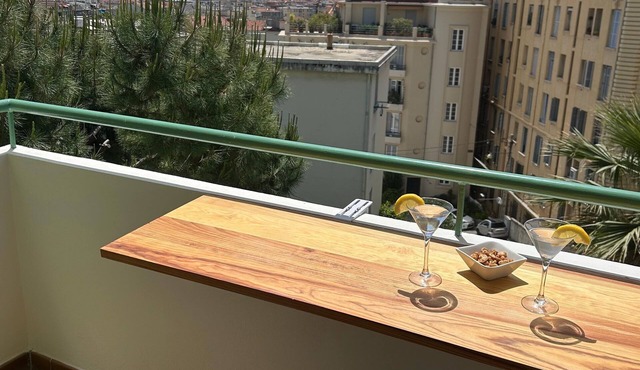 Cosy apartment in the heart of the city in a green setting with sea view