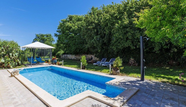 Cosy apartment in villa for 4 people with A/C, pool, WIFI, TV, terrace and pets allowed