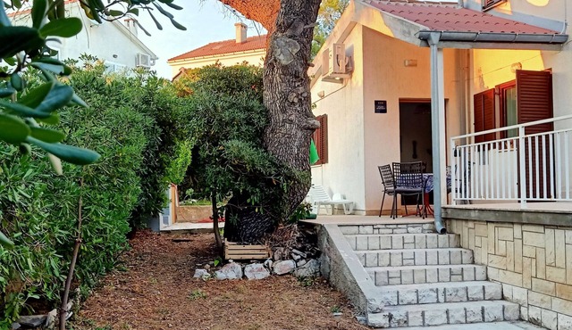 Cosy Apartment Rino, only 30m from the sea, island Pag