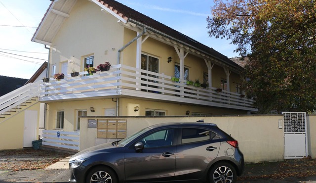 Cosy apartment with balcony and garden view